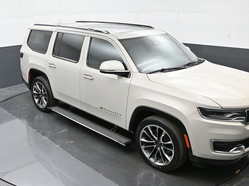 Used 2022 Jeep Wagoneer Series III w/ Premium Group I image 30