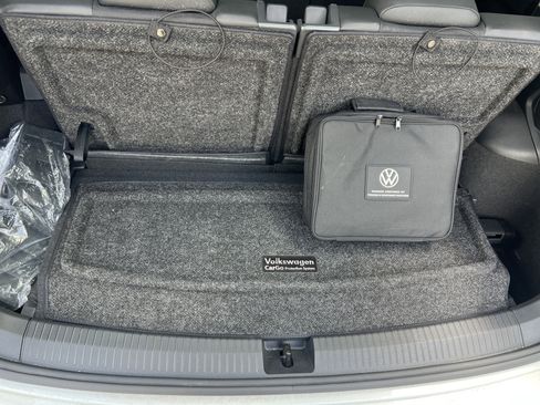Used 2023 Volkswagen Tiguan SE w/ Panoramic Sunroof Package FWD image 31