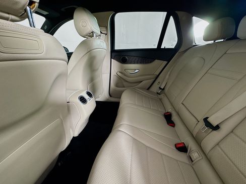 Used 2018 Mercedes-Benz GLC 300 4MATIC w/ Premium Package image 23