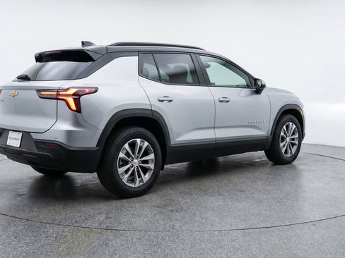 Used 2025 Chevrolet Equinox LT FWD image 9