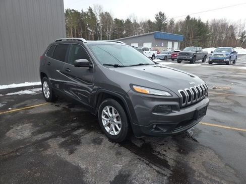 Used 2018 Jeep Cherokee Latitude w/ Comfort & Convenience Group image 3