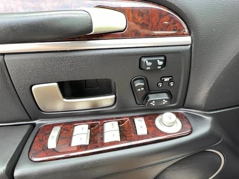 Used 2009 Lincoln Town Car Signature Limited RWD image 12