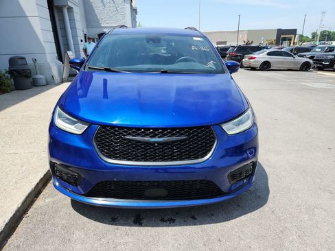 Used 2021 Chrysler Pacifica Touring-L w/ Uconnect Theater Family Group FWD image 8