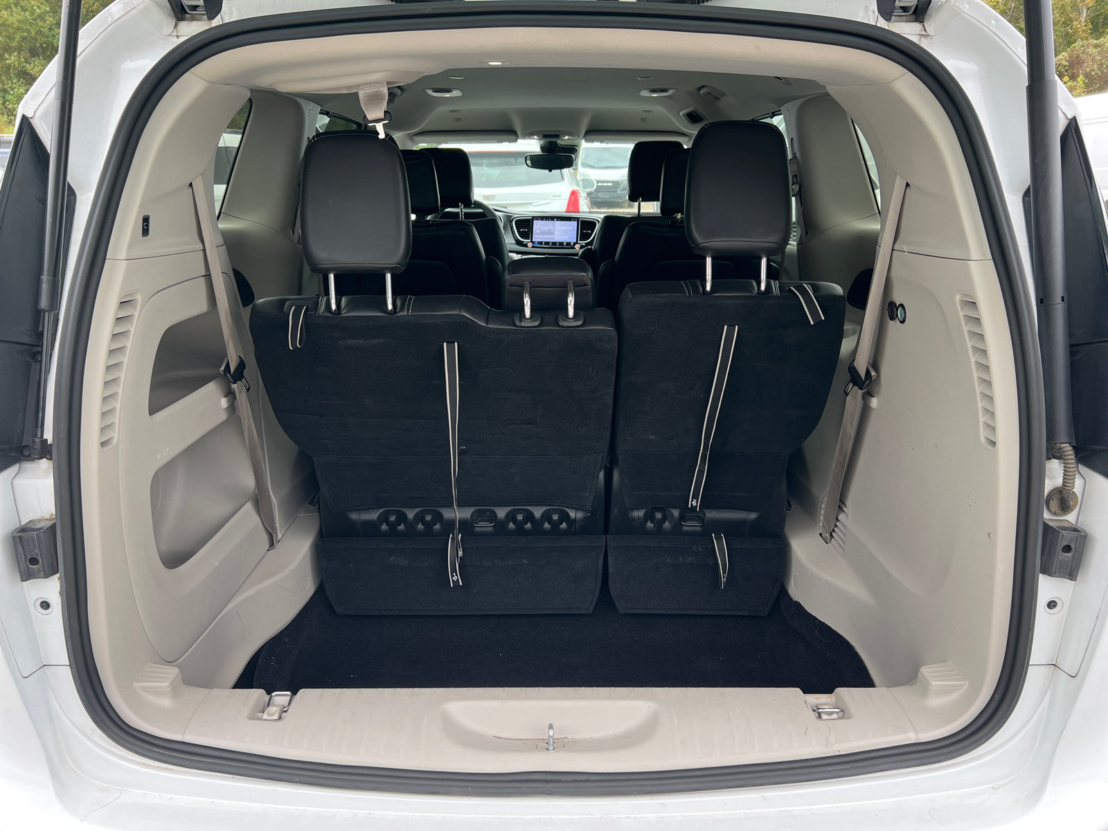 Used 2024 Chrysler Pacifica Touring-L FWD image 21