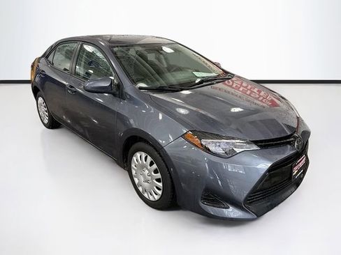 Used 2018 Toyota Corolla LE image 3