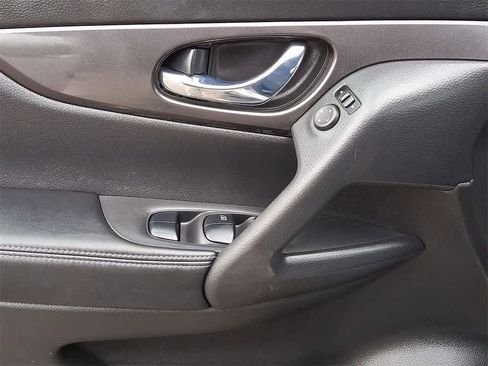 Used 2020 Nissan Rogue SV image 10