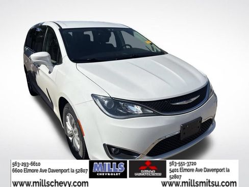 Used 2018 Chrysler Pacifica Touring Plus FWD image 2