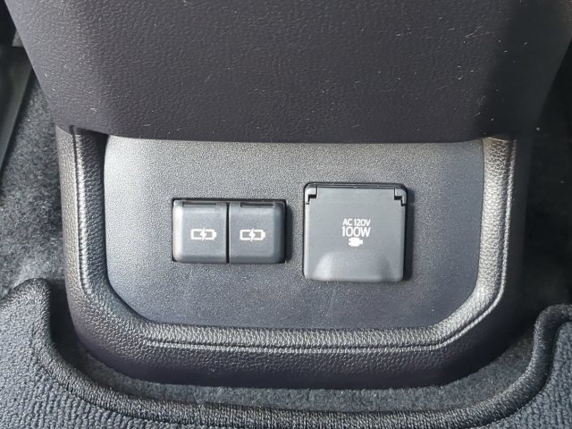 Used 2023 Toyota Highlander Limited FWD image 18