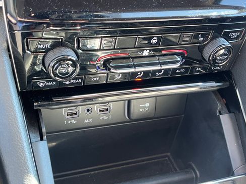 Used 2023 Jeep Grand Cherokee Limited w/ Black Appearance Package image 14