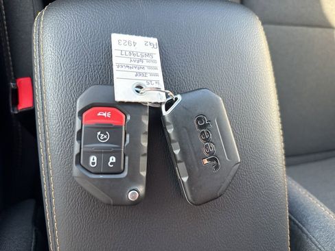 Certified 2025 Jeep Wrangler Unlimited Sahara w/ Safety Group image 27