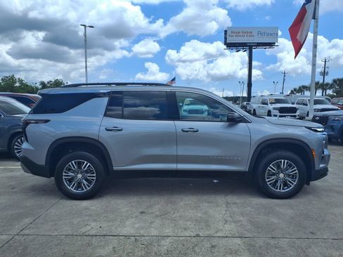 Used 2025 Chevrolet Traverse LT AWD/4WD image 4