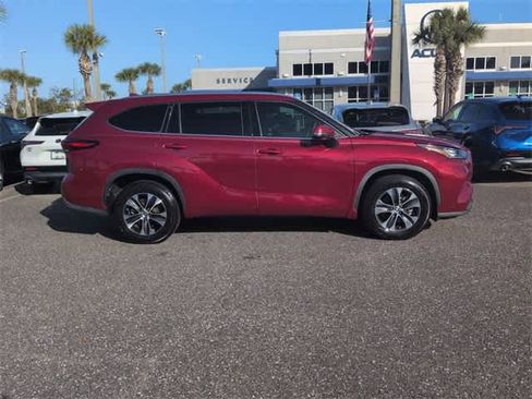 Used 2020 Toyota Highlander XLE image 9
