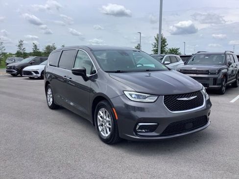 Used 2023 Chrysler Pacifica Touring-L image 3