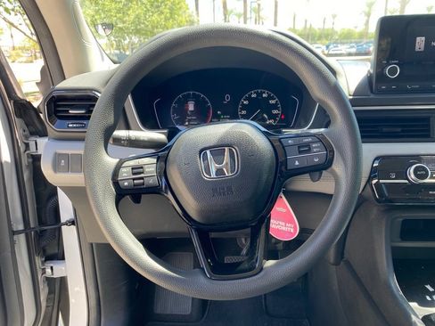 Used 2024 Honda Pilot LX image 11