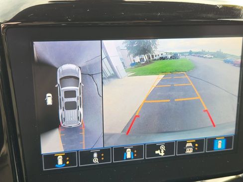 Certified 2023 Chevrolet Traverse LT w/ Rear Camera Mirror Package AWD/4WD image 19