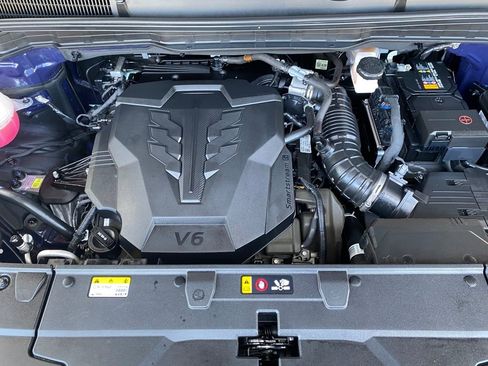 Used 2025 Kia Carnival FWD image 28