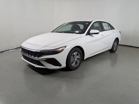 New 2025 Hyundai Elantra SE image 3