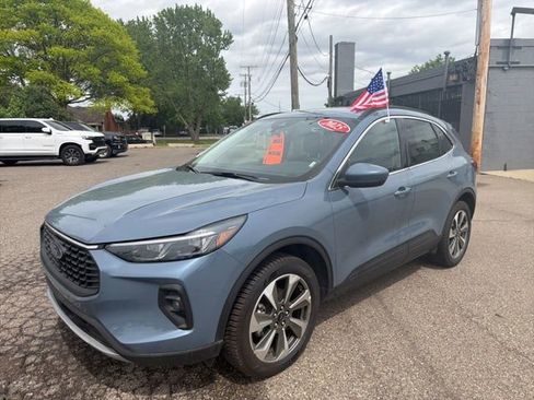 Used 2025 Ford Escape Platinum AWD/4WD image 3