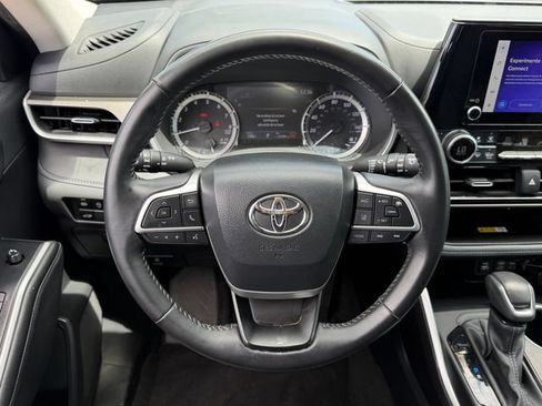 Used 2024 Toyota Highlander XLE FWD image 13