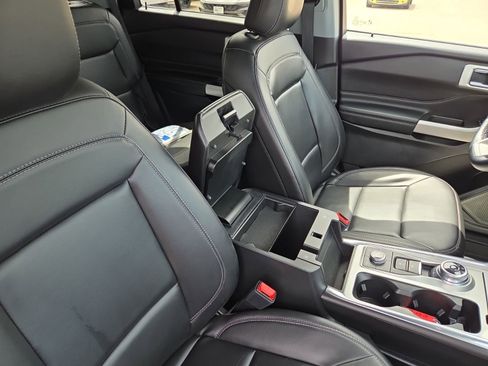 Used 2023 Ford Explorer XLT w/ Equipment Group 202A AWD/4WD image 39