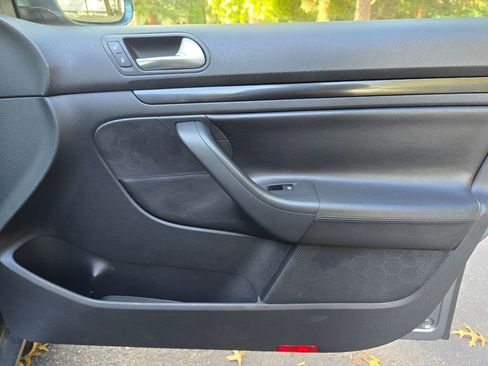 Used 2011 Volkswagen Jetta SE w/ Wheel & Sunroof Pkg image 17