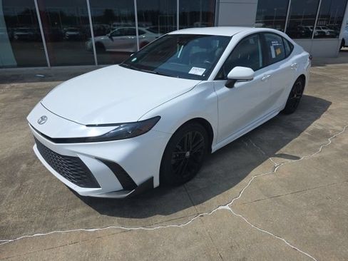 Used 2025 Toyota Camry SE FWD image 3