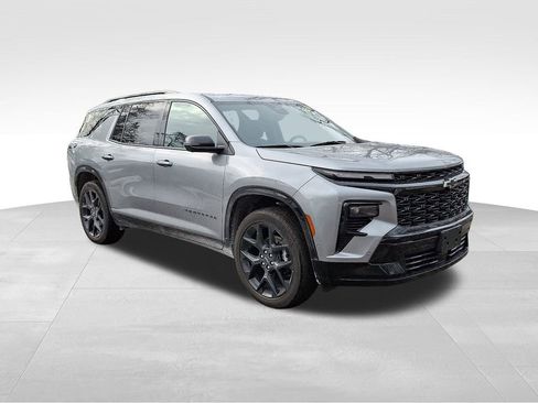 Used 2024 Chevrolet Traverse RS image 1