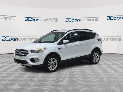 Used 2017 Ford Escape SE w/ Equipment Group 201A image 4