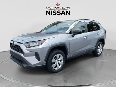 Used 2020 Toyota RAV4 LE FWD image 3
