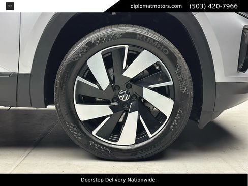 Used 2024 Volkswagen Atlas Cross Sport SE image 41