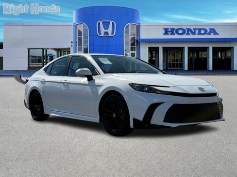 Used 2025 Toyota Camry SE image 9