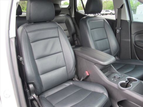 Used 2022 GMC Terrain SLE w/ Driver Convenience Package image 9