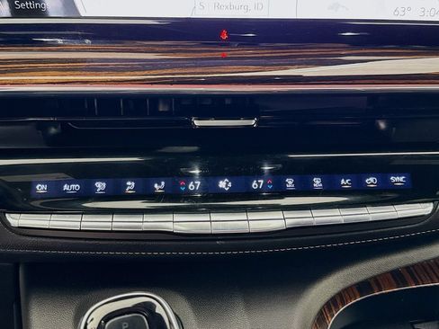Used 2022 Cadillac Escalade ESV Premium Luxury AWD/4WD image 16