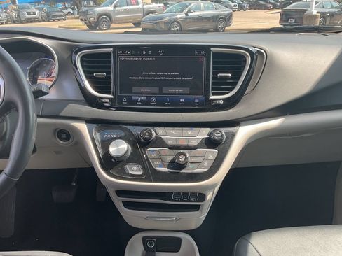 Used 2024 Chrysler Pacifica Touring-L FWD image 14