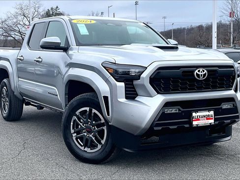 Used 2024 Toyota Tacoma TRD Sport image 2