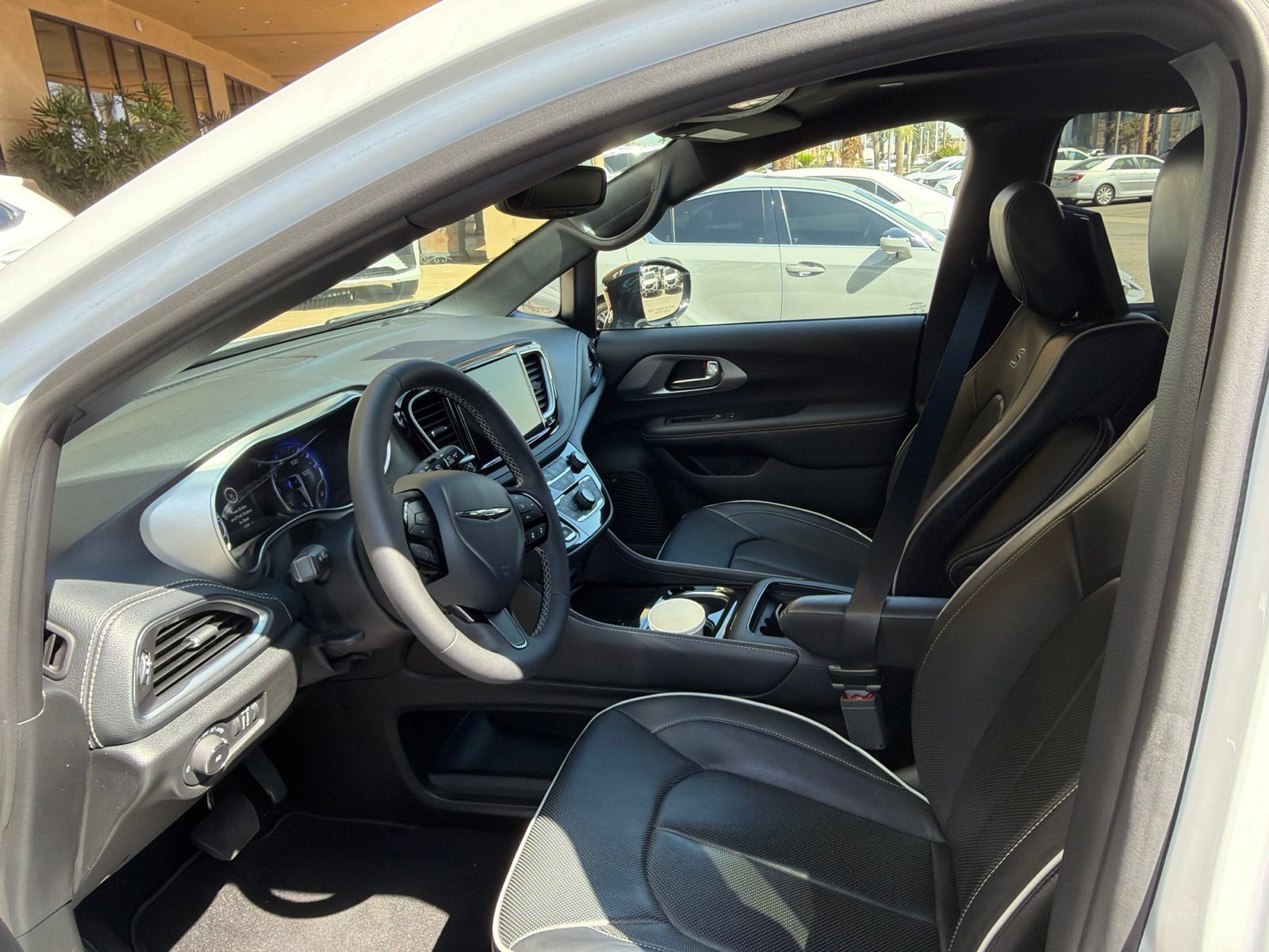 Used 2024 Chrysler Pacifica Limited w/ Uconnect Theater Family Group FWD image 5