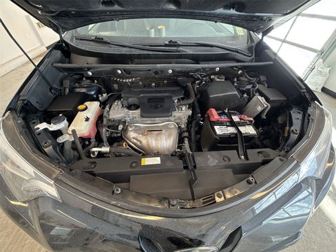 Used 2018 Toyota RAV4 SE image 18