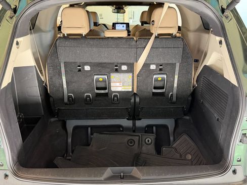 Used 2024 Toyota Sienna XLE FWD image 33