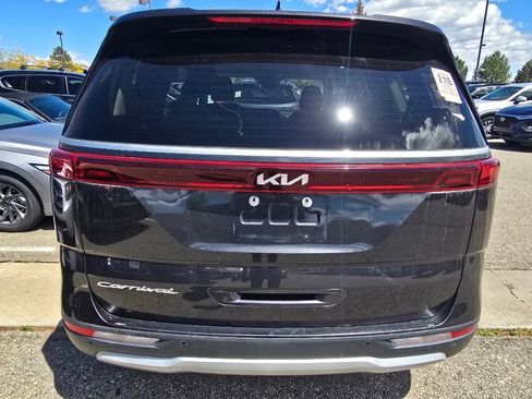 Used 2022 Kia Carnival LX FWD image 16