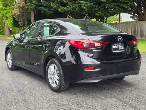 Used 2018 MAZDA MAZDA3 Sport w/ Preferred Equipment Package FWD image 4