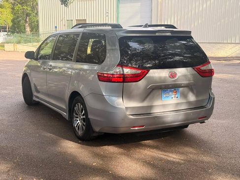 Used 2018 Toyota Sienna XLE w/ XLE Navigation Package FWD image 6