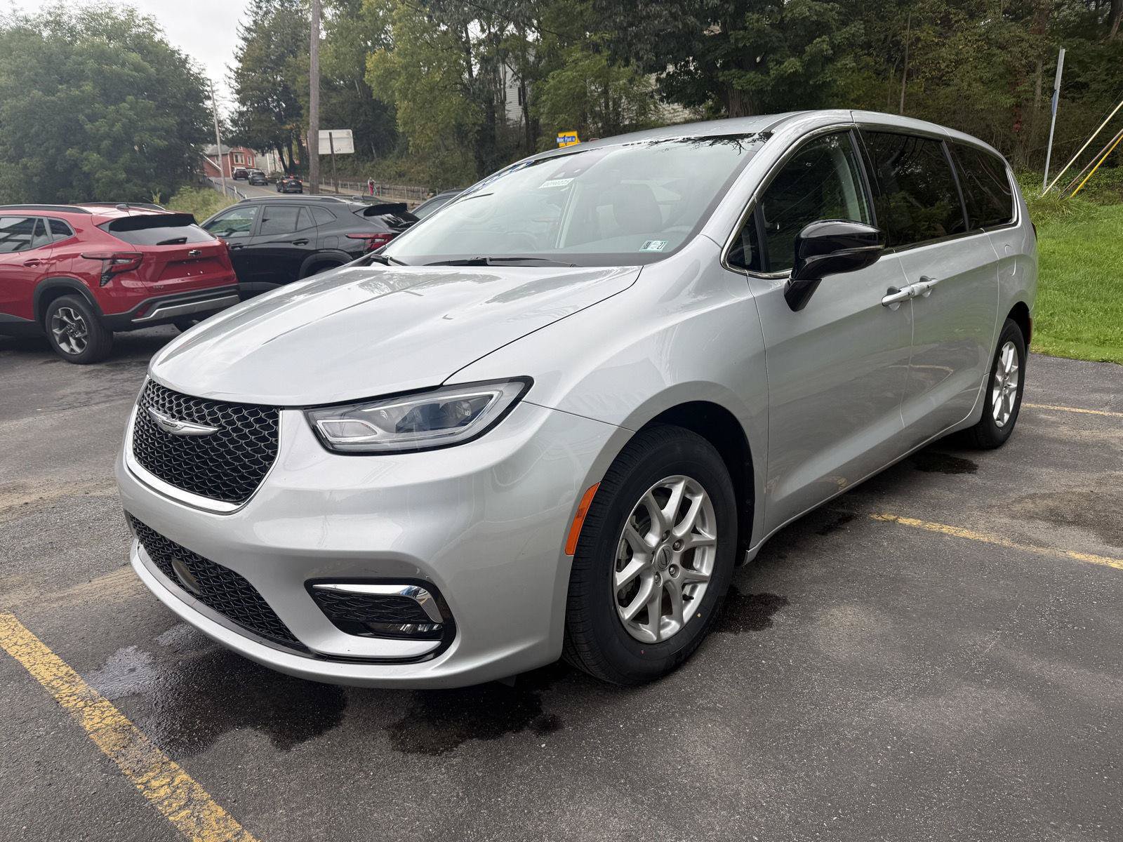 Used 2024 Chrysler Pacifica Touring-L FWD image 3