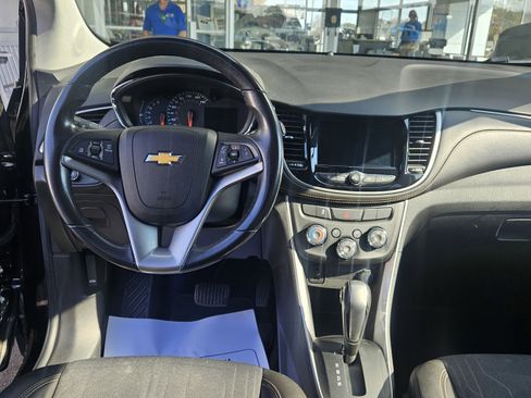 Used 2019 Chevrolet Trax LT w/ LT Convenience Package image 10