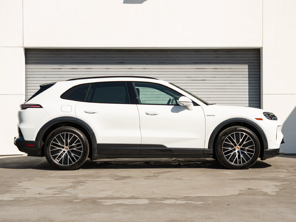 Certified 2026 Porsche Cayenne Electric AWD/4WD image 27