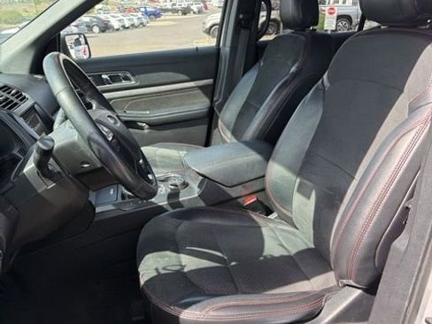 Used 2018 Ford Explorer XLT w/ Equipment Group 202A AWD/4WD image 17