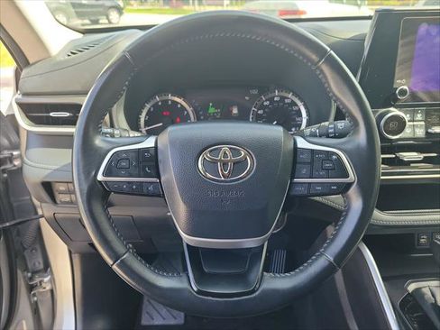 Used 2024 Toyota Highlander LE FWD image 22