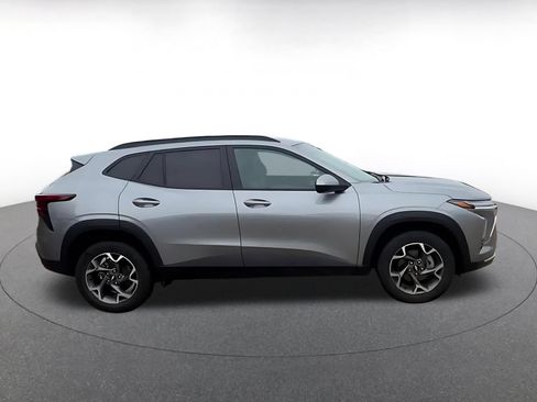Used 2025 Chevrolet Trax LT FWD image 15