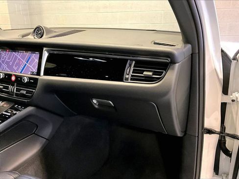 Used 2025 Porsche Macan image 19