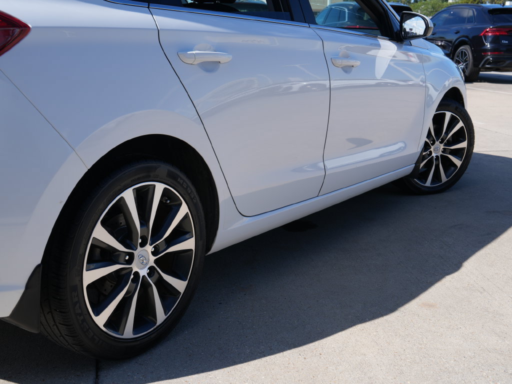 Used 2018 Hyundai Elantra GT FWD image 11