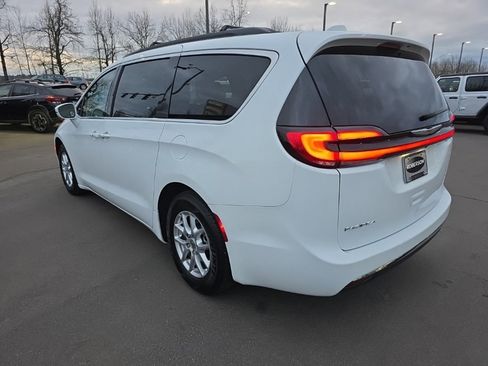 Used 2022 Chrysler Pacifica Touring-L image 3